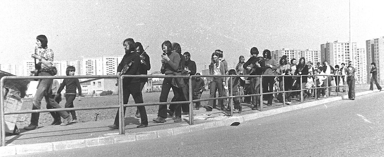 Les musiciens du folk-club La Chanterelle du groupe La Guimbarde en 1973 aux Minguettes