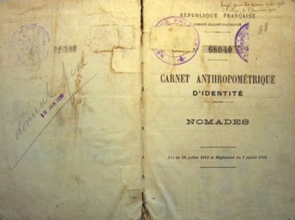 Carnet anthropométrique créé en 1912 pour surveiller Tsiganes et nomades